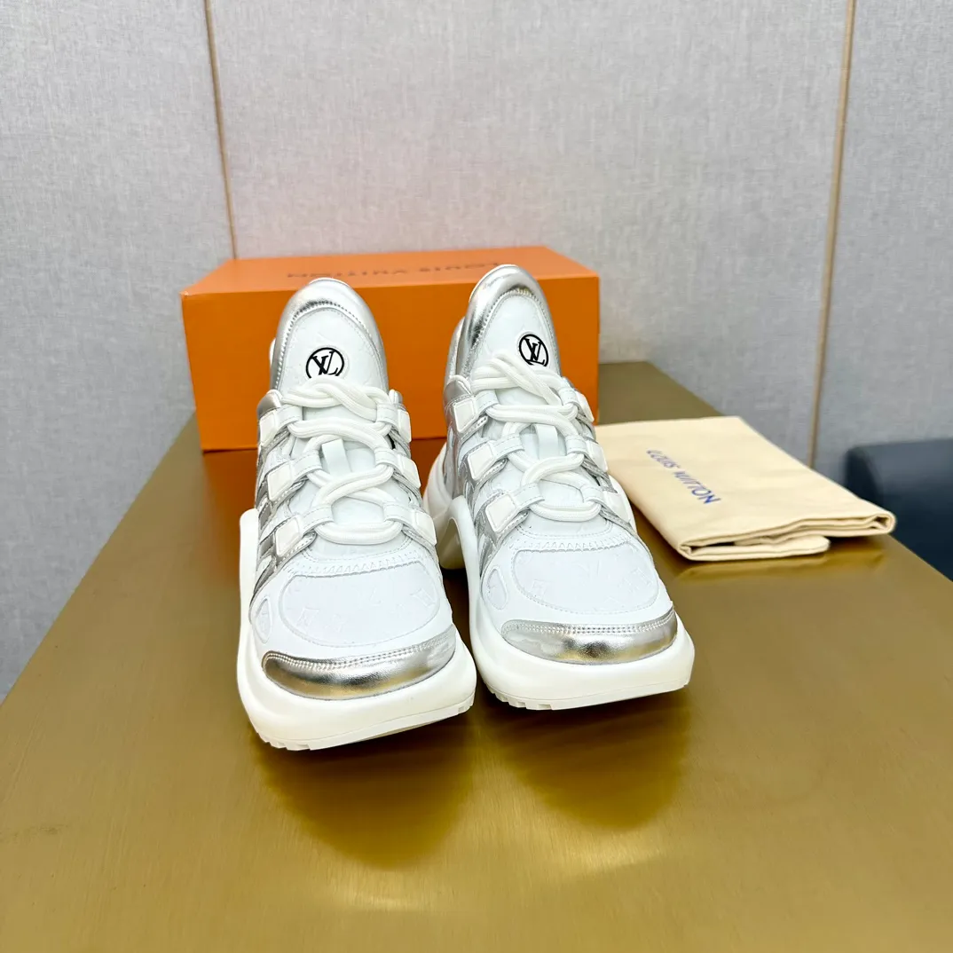👟👟Ex-factory price 760👟👟LV donkey brand casual sports dad shoes. The bold and avant-garde design➕the distinctive wavy outsole is charming in the entire fashion circle. It is synonymous with new trends and trends. It is to be called the coolest casual sports shoe in history. Whoever wears it will become the most handsome person who turns heads. The height of the heel is about 5.5cm, and the heel is about 8mm.  🌸Imported fabrics🐂leather➕Imported🐐leather➕Imported T👟👟Ex-factory price U splicing 🌸Inner lining imported mesh fabric➕Cowhide lining Outsole vacuum foaming and T👟👟Ex-factory price U combination 🌸 Size women's size 35-41